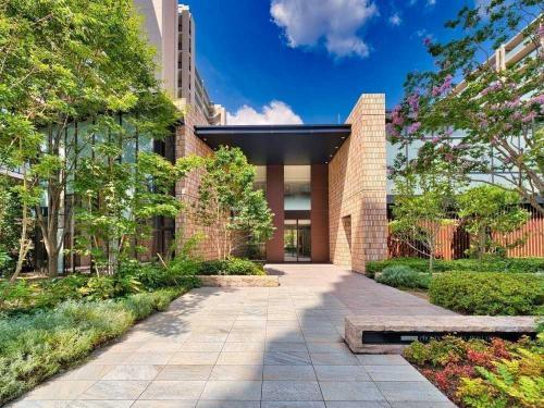 エントランス：ガラス貼りのエントランスが来訪者を迎えます