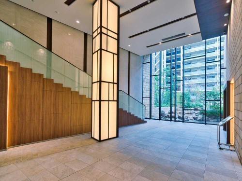 エントランス：層吹き抜けの空間にブラウンを基調としたデザインです