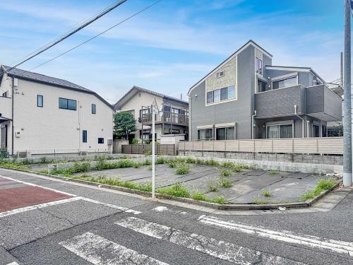 現地：対象地は手前の角地