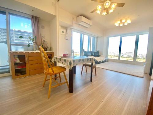 リビング・ダイニング：（手前）洋室