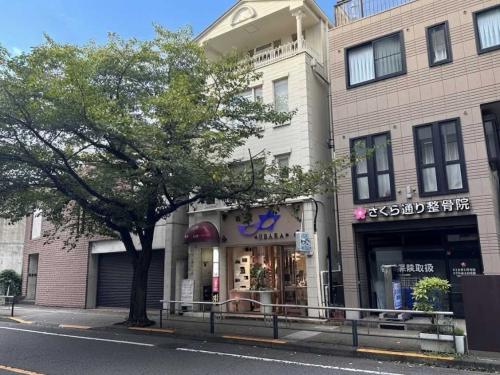 外観：写真中央の建物