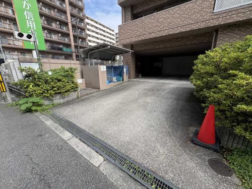 エントランス：車入口