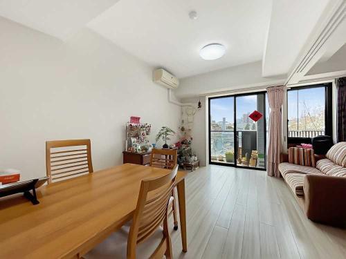 リビング・ダイニング：（右）洋室(撮影年月：2026年03月)