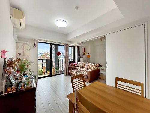 リビング・ダイニング：（奥）洋室(撮影年月：2026年03月)