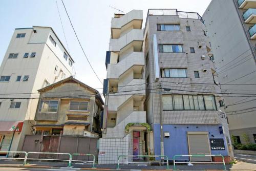 外観：中央　白いビル