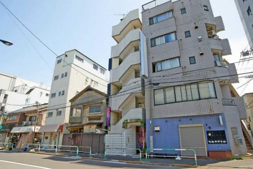 外観：中央　白いビル