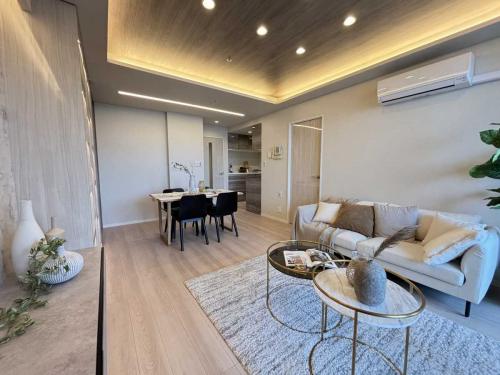 リビング：・家具・調度品は販売価格に含まれておりません