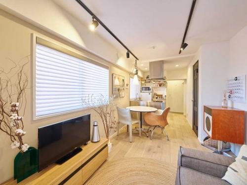 リビング・ダイニング：北・西向き角住戸のため、開口部が多く設置されております。