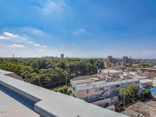 眺望：ルーフバルコニーからの眺望 日立製作所の緑を望む。