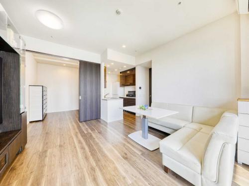 リビング・ダイニング：（奥）洋室