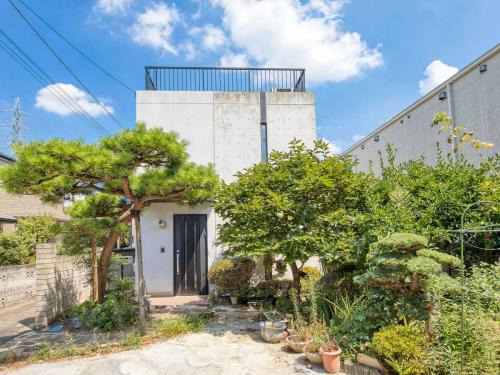 外観：緑の映える植栽が迎えてくれる玄関 （季節により異なる）