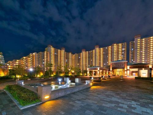 外観：夜間は、リゾートホテルのような外観となり、噴水や共用棟が非常に映えます