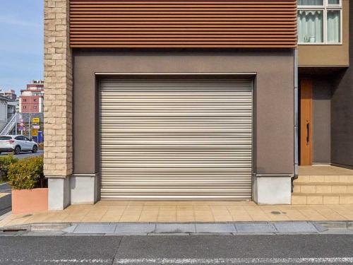 駐車場：大型SUVも許容するビルトインガレージ