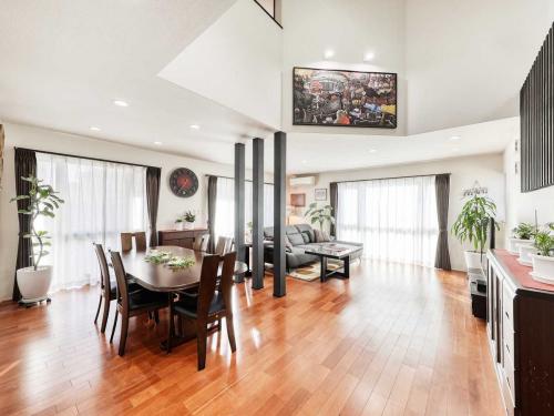 リビング：2階、LD部分、ダイニングスペースと合わせて約22帖、床暖房付設