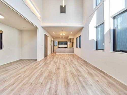 リビング：左：洋室