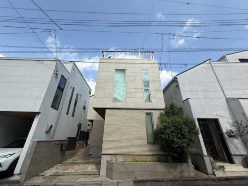 外観：真ん中の建物