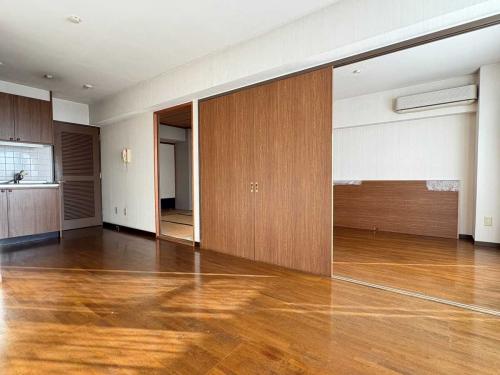 リビング・ダイニング：右：洋室