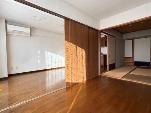 洋室：右奥：和室 左奥：リビング