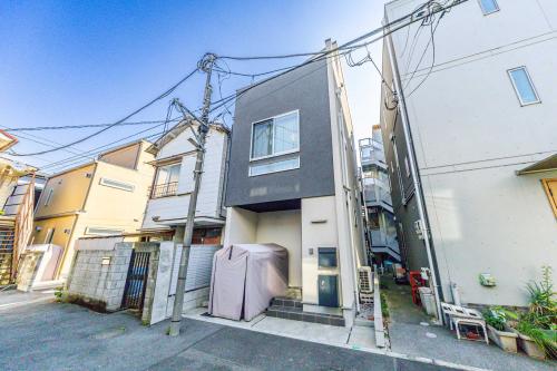 外観：真ん中のグレーの建物