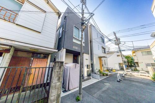 外観：真ん中のグレーの建物