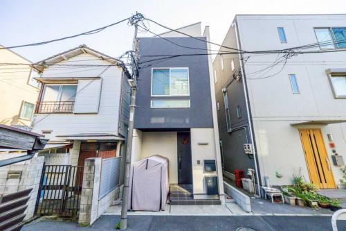 外観：真ん中のグレーの建物