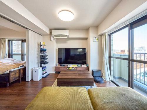 リビング：（左）洋室(撮影年月：2026年01月)