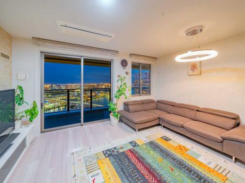 リビング：窓からの眺望：夜景