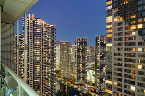 外観：夜景：タワーマンション群を臨む（撮影年月：2025年12月）