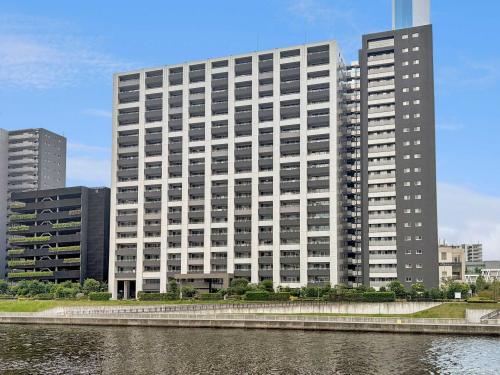 外観：写真中央／対象住戸は朝潮運河沿い／建物左は自走式駐車場棟