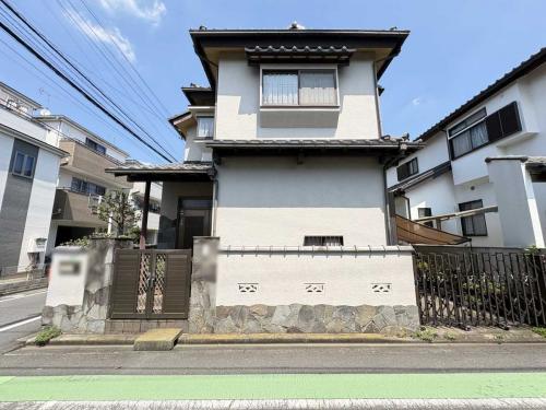 現地（古家あり）：北西角地の古屋付き土地です(撮影年月：2026年07月)