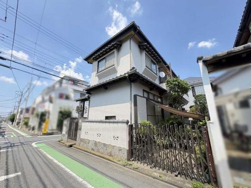 現地（古家あり）：北西角地の古屋付き土地です(撮影年月：2026年07月)