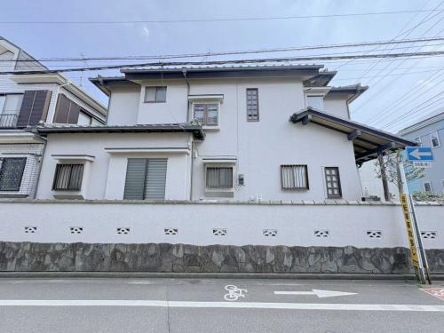 現地（古家あり）：北西角地の古屋付き土地です(撮影年月：2026年07月)