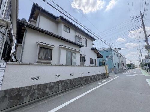 現地（古家あり）：北西角地の古屋付き土地です(撮影年月：2026年07月)