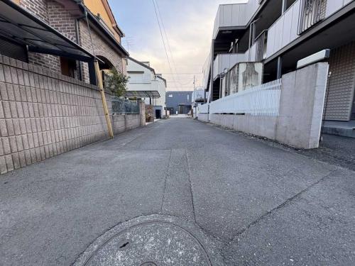 前面通路(建築基準法上の道路ではないです)(撮影年月：2026年01月)