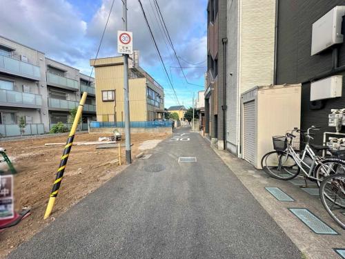 前面道路：全3区画(撮影年月：2026年08月)