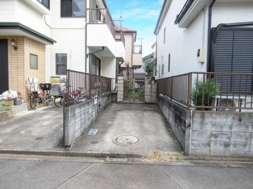 外観：駐車スペース奥の区画（撮影年月：2025年10月）