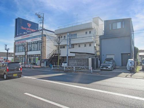 現地（古家あり）：写真中央の白い建物がある土地