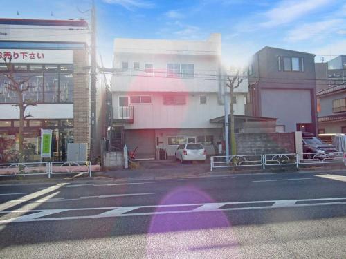 現地（古家あり）：写真正面の白い建物がある土地