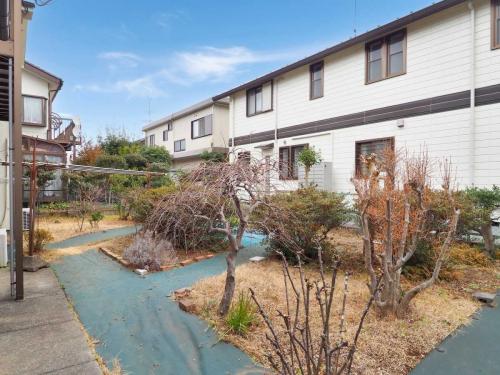 眺望:庭から隣地を望む 眺望:庭から隣地を望む
