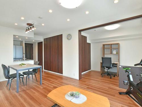 リビング・ダイニング：（奥）洋室（撮影年月：2025年09月）