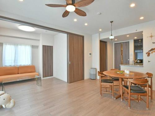 リビング・ダイニング：奥：洋室（撮影年月：2025年11月）