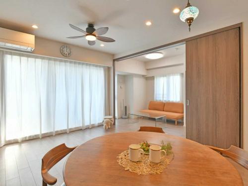 リビング・ダイニング：奥：洋室（撮影年月：2025年11月）