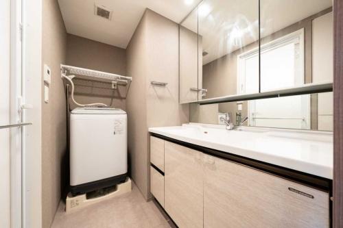 洗面所：リネン庫収納もあるパウダールーム