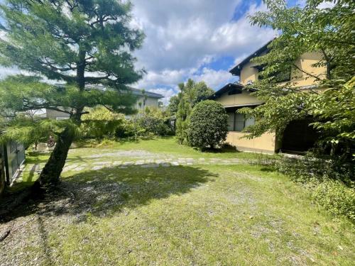 敷地内（撮影年月：2025年08月）