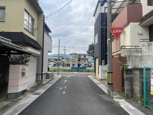 前面道路(撮影年月：2025年10月)