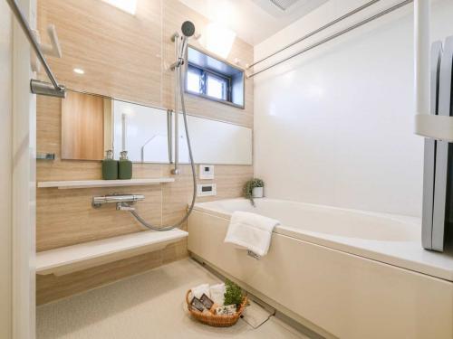 浴室：窓あリ、浴室換気乾燥暖房機、追い焚き機能付き（撮影年月：2025年11月）