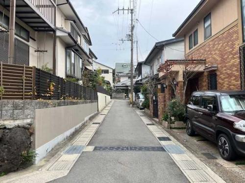 前面道路(撮影年月：2025年12月)