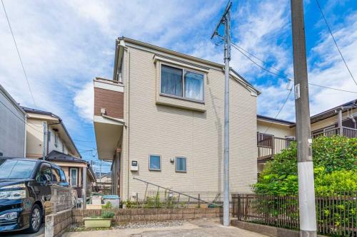 外観：敷地は旗竿地 接道は車が駐車しているところのみ、 駐車場右側は他人地