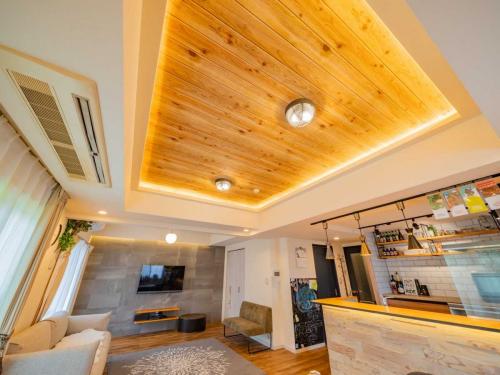 LDK：LD天井、キッチンカウンター下に間接照明