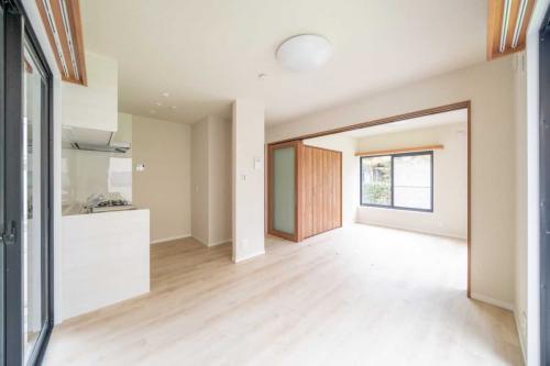 ダイニングキッチン：洋室のウォールドアを開いています。